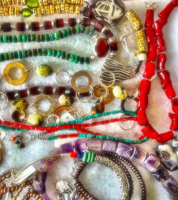 Quels styles de bijoux conviennent pour compléter un look minimaliste?